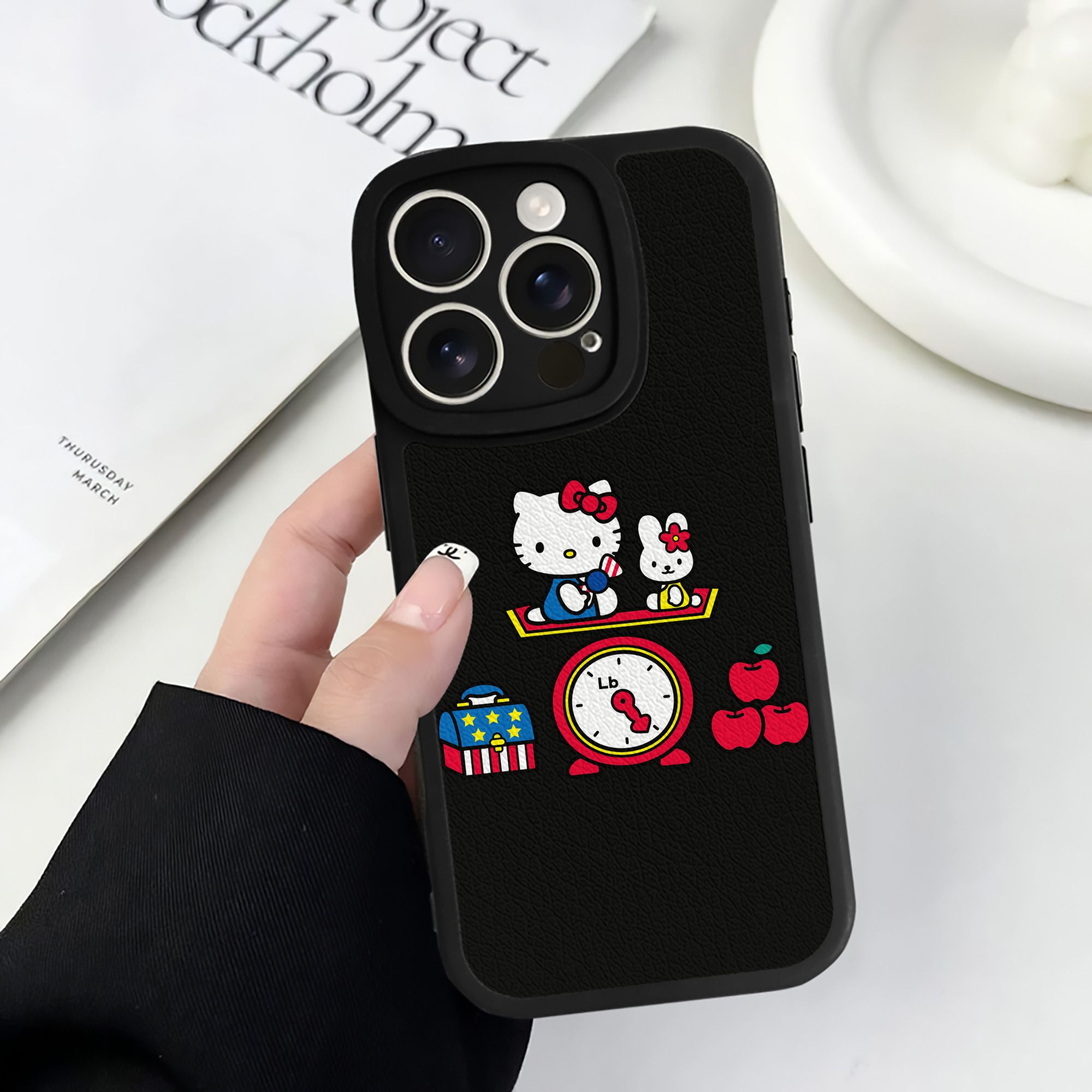 （画像用） Hello Kitty ハローキティ 【iPhone 16シリーズ対応】シリコンスマホケース（レザー調） 材質：シリコン
